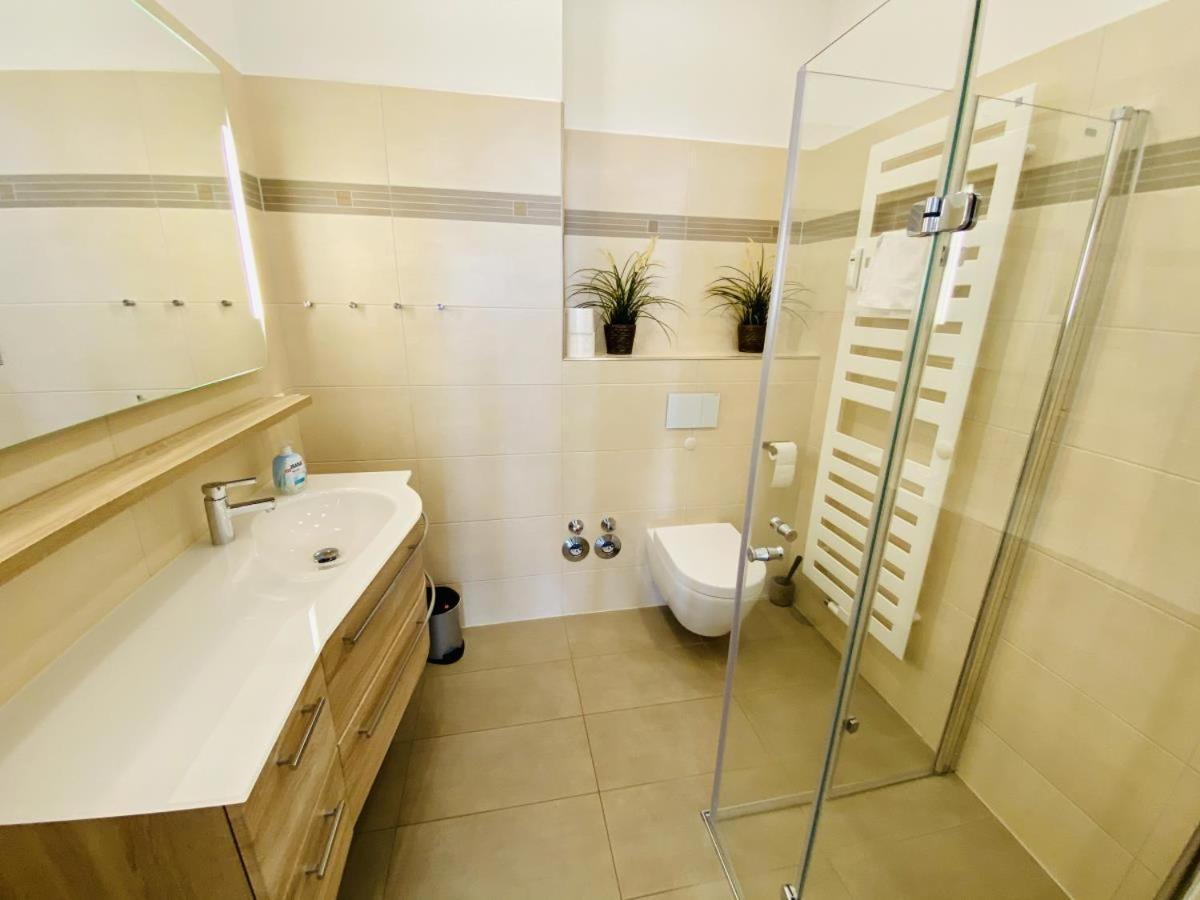 Apartamento Berringer, Knurrhahn, Direkt An Der Promenade Rostock Exterior foto